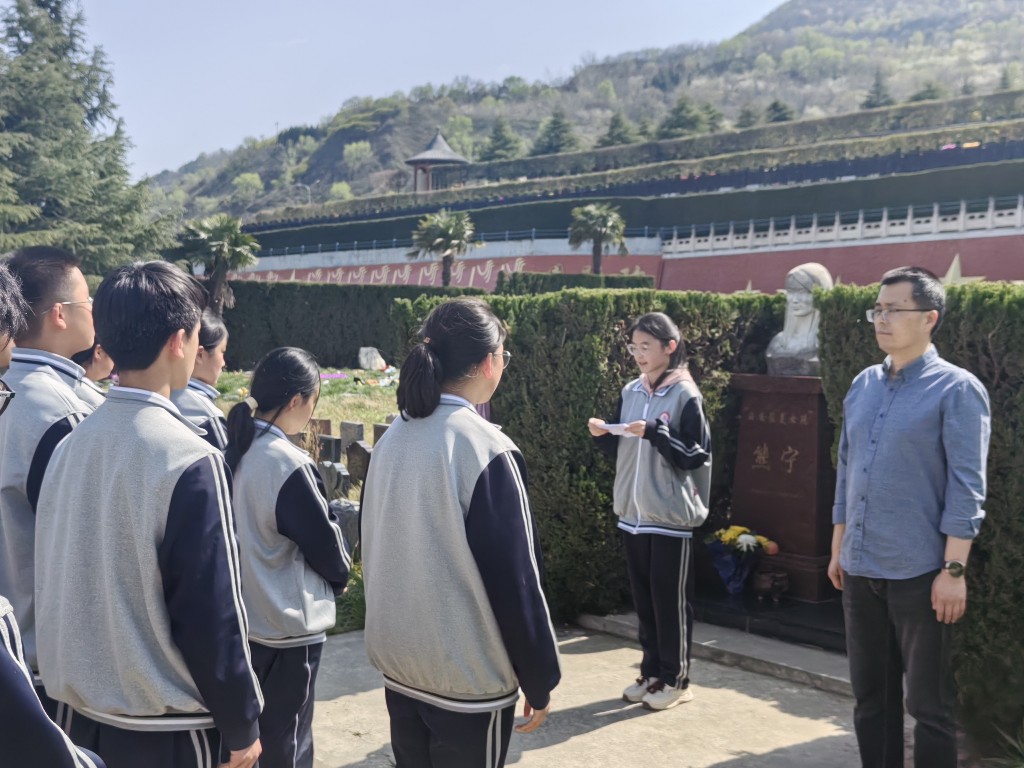 十年接力！清明祭扫缅怀“西安最美女孩”